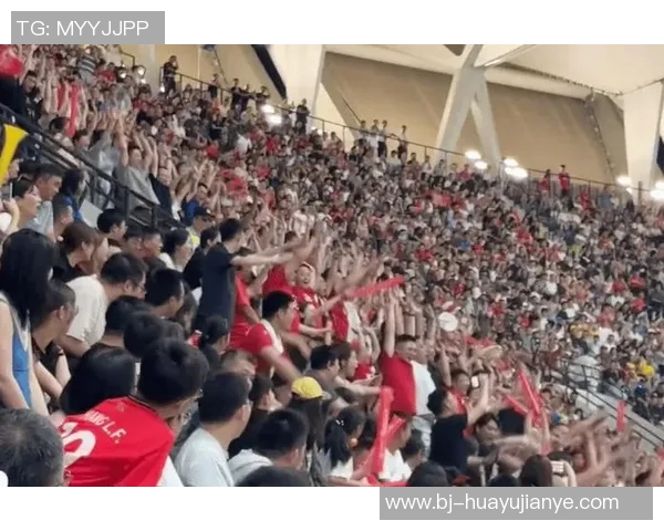 足球明星街头即兴踢球引围观粉丝热情欢呼场面火爆